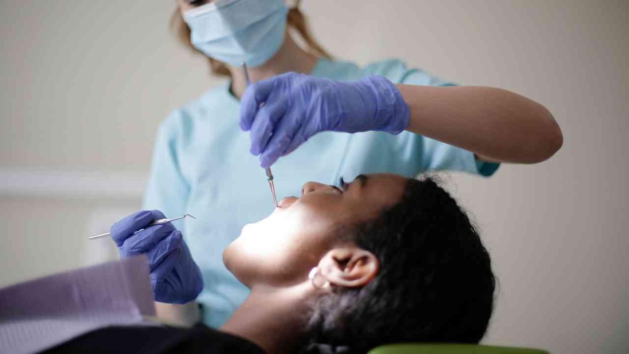 Beragam Masalah Kesehatan Akibat Karang Gigi yang Tidak Dibersihkan