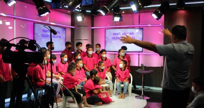 Panti Asuhan Talenta Delpita Medan sedang melakukan rekaman di studio DAAI Tv Medan