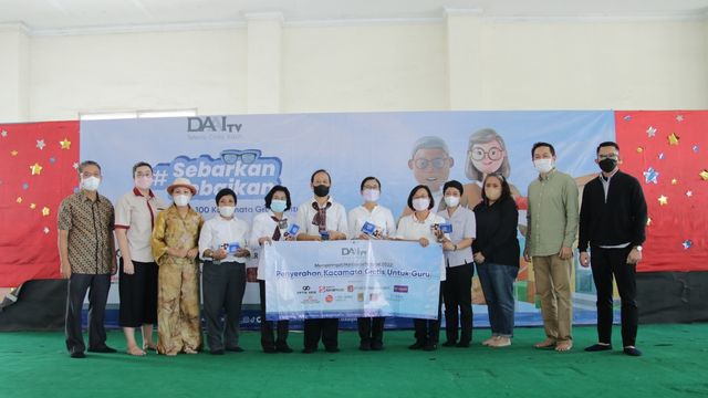 DAAI TV Membagikan kacamata dalam rangka Hari Guru Nasional 2022