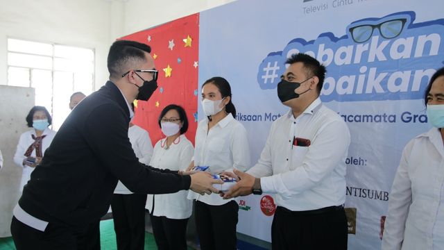 DAAI TV Membagikan kacamata dalam rangka Hari Guru Nasional 2022